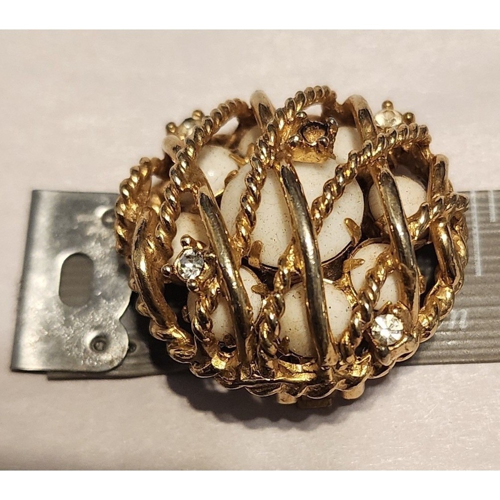 Vtg Hattie Carnegie Gold Tone Woven Pearl Clip On Earrings* SEE 1 Missing stone - Picture 6 of 6